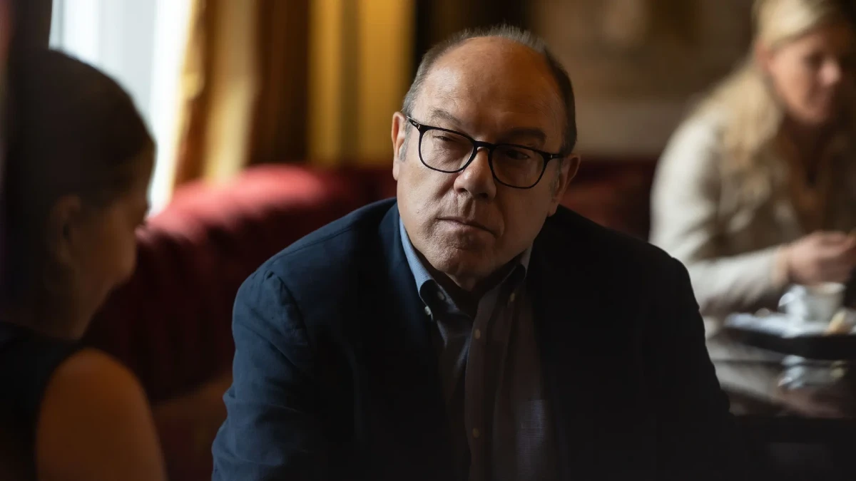 Carlo Verdone fa un'espressione perplessa in una scena della serie tv