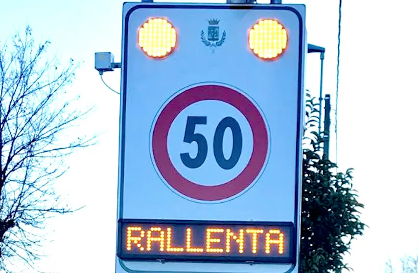 Dissuasore di velocità che invita gli automobilisti a rallentare