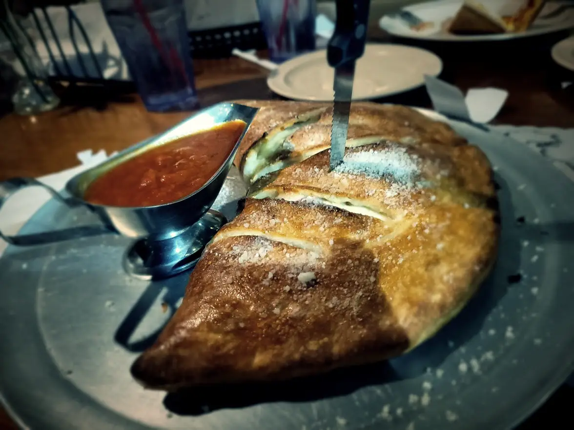 Un calzone su un piatto di metallo