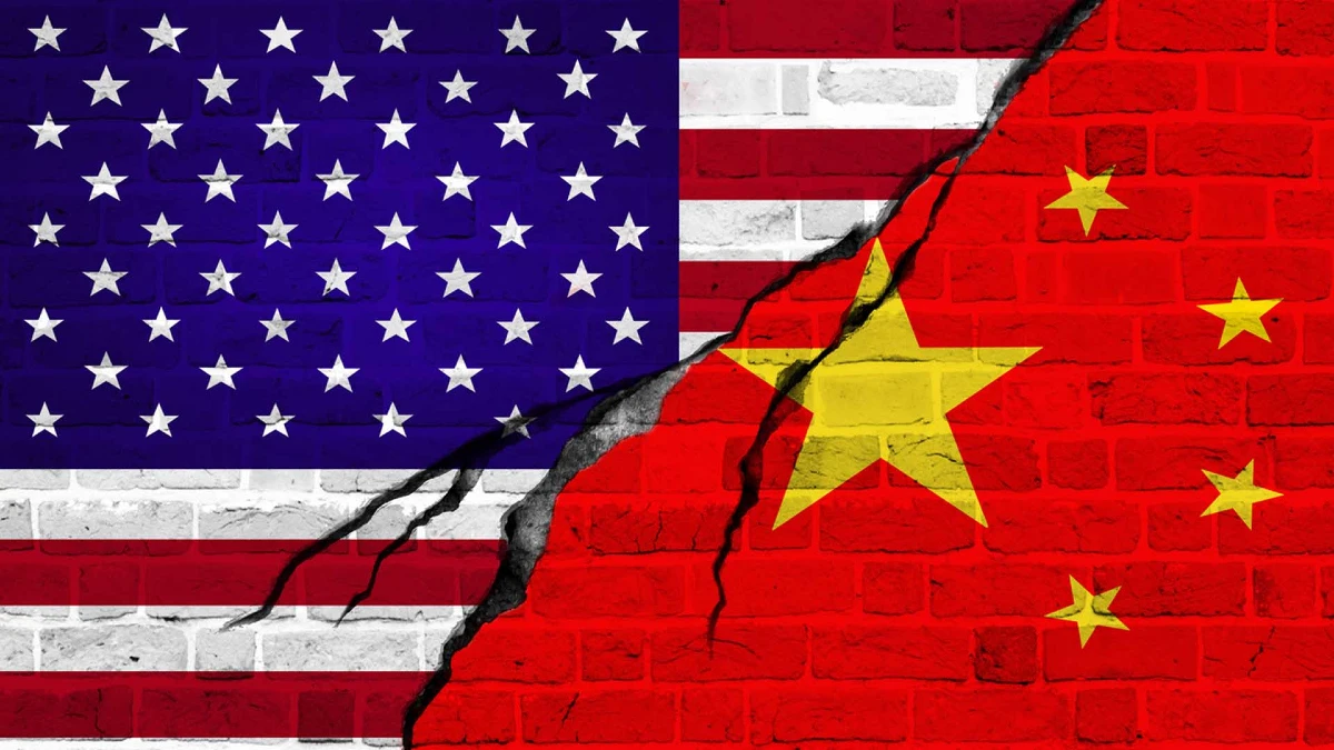 La bandiera americana separata da una frattura da quella cinese