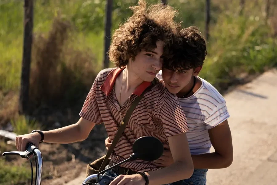 I due ragazzi fanno un giro sul motorino nuovo