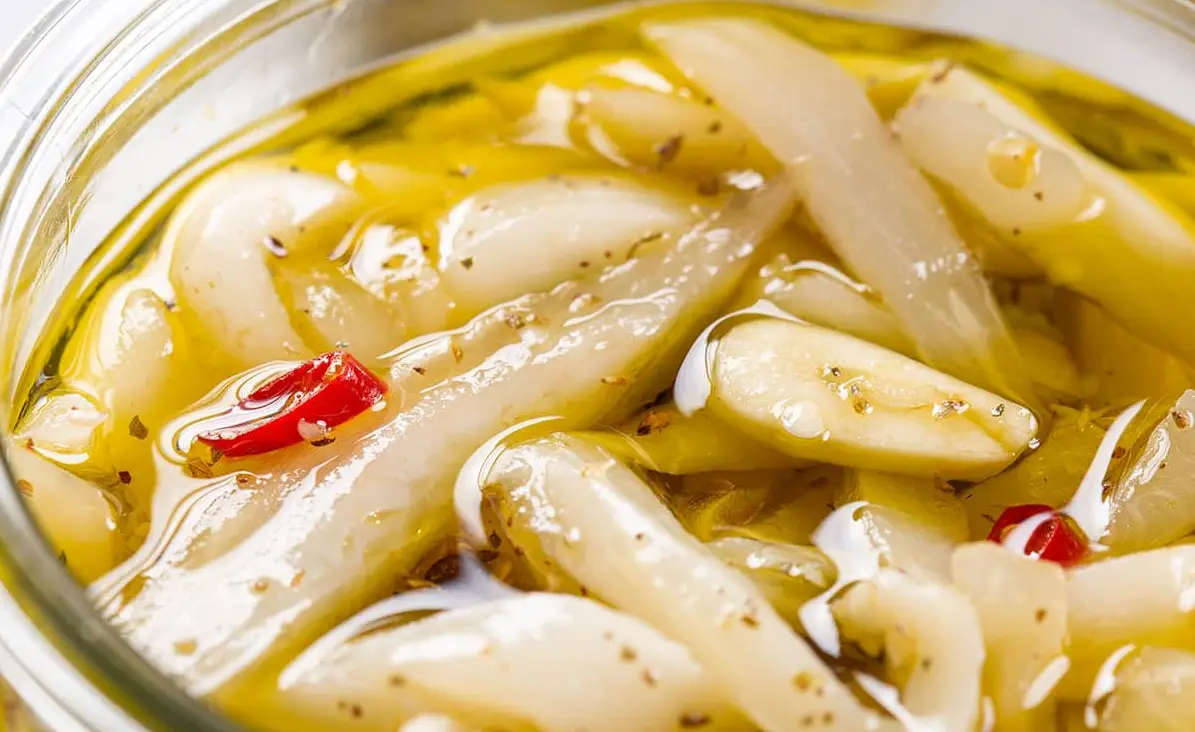 Dettaglio delle melanzane sott'olio all'interno di un vasetto di vetro
