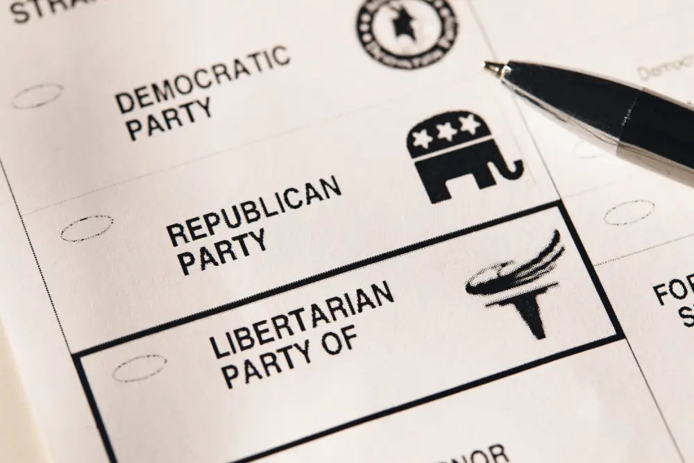 Una scheda elettorale con le caselle per il partito democratico, quello repubblicano e quello liberale
