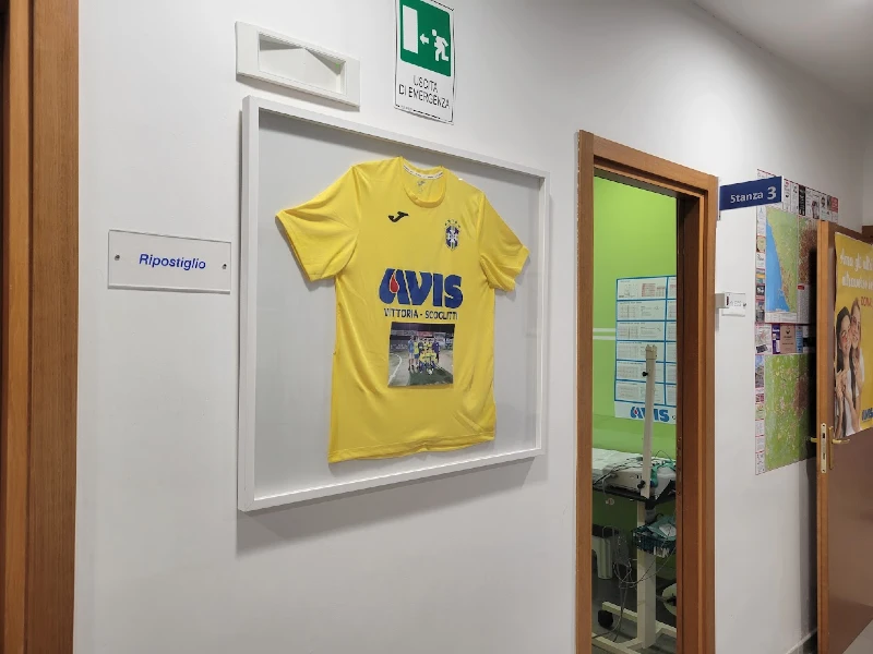 La maglietta del centro AVIS in una bacheca sul muro