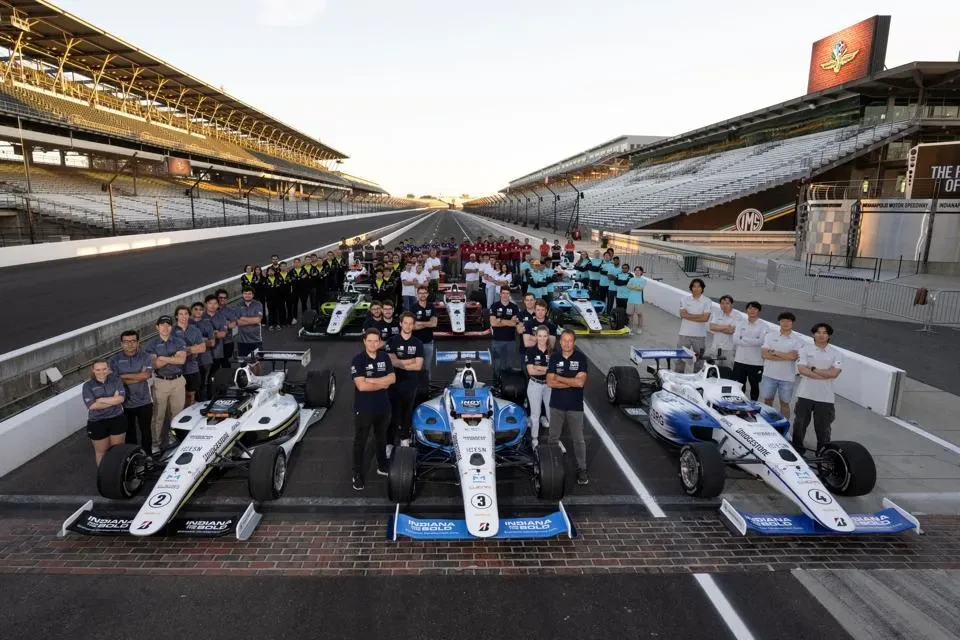 Foto di gruppo dei vari team che si sono confrontati nell'edizione del 2025
