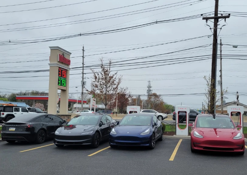 Quattro Tesla Model 3 che si ricaricano alla stazione Supercharger