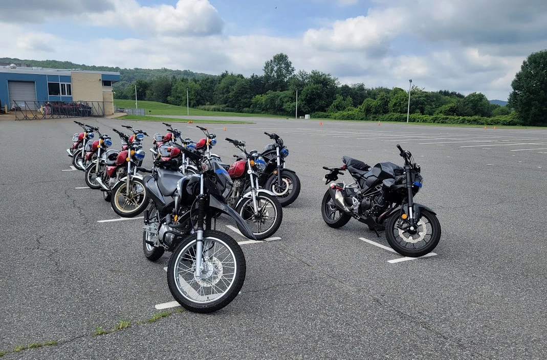 Le moto parcheggiate in un ampio parcheggio, pronte a cominciare la giornata