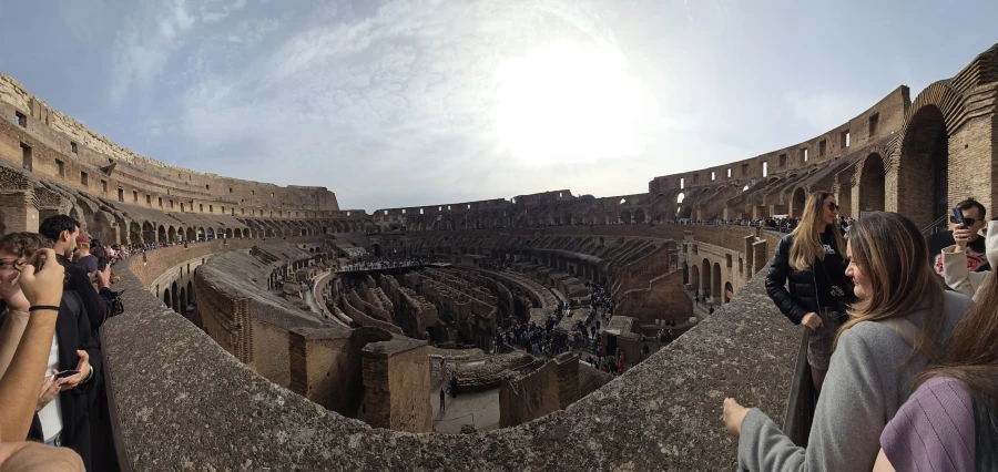 Foto panoramica del Colosseo pieno di turisti