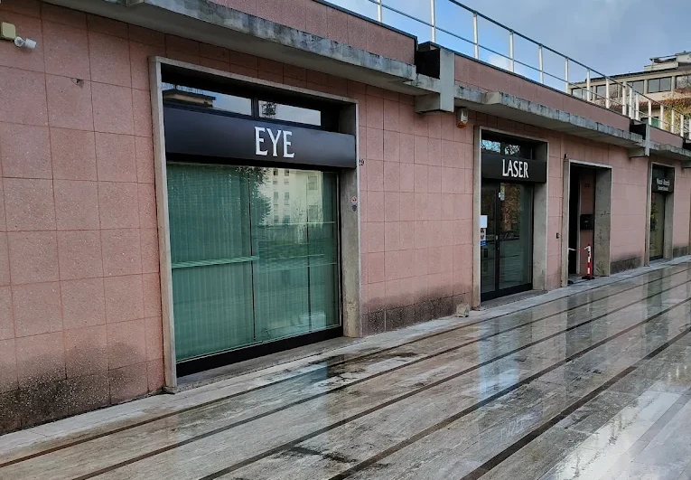 L'esterno dell'edificio dove si trova la clinica