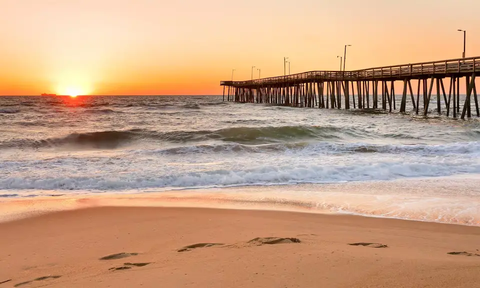 Una foto della spiaggia al tramonto