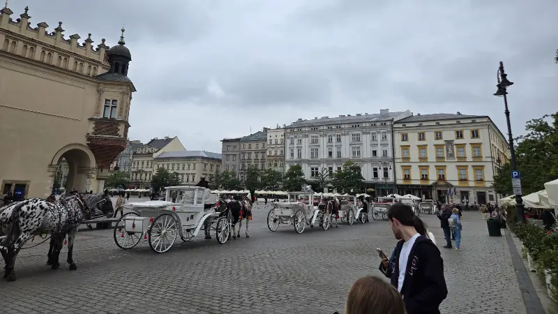 La piazza principale vista da un altro angolo