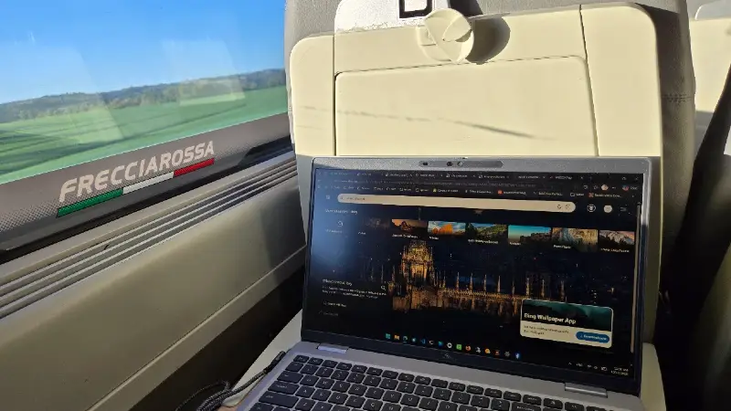 Laptop sullo sfondo di un sedile di un treno