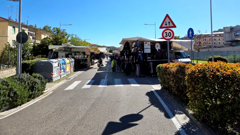 Le bancarelle del mercatino