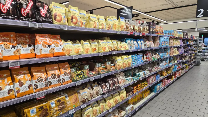 File di biscotti sugli scaffali