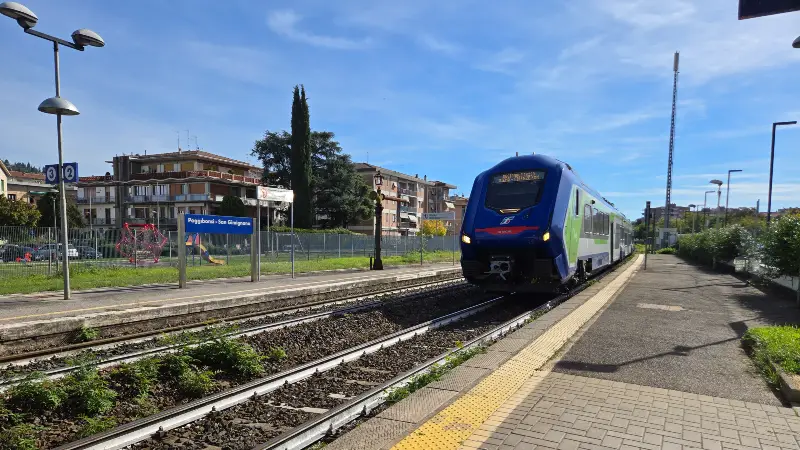 Un treno si avvicina alla stazione