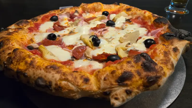 La pizza servita sul piatto